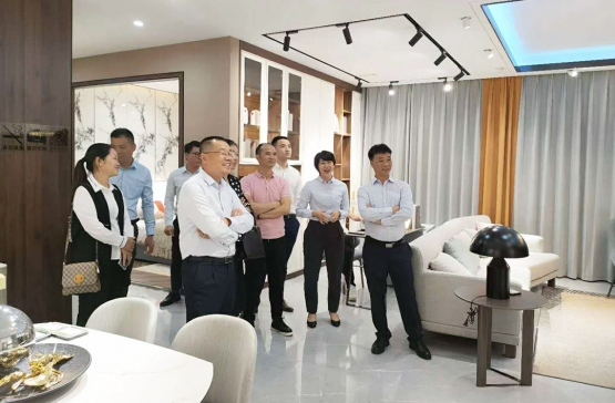 光辉集团总裁刘玉周一行到访米乐官网登录家具考察、共商深度合作